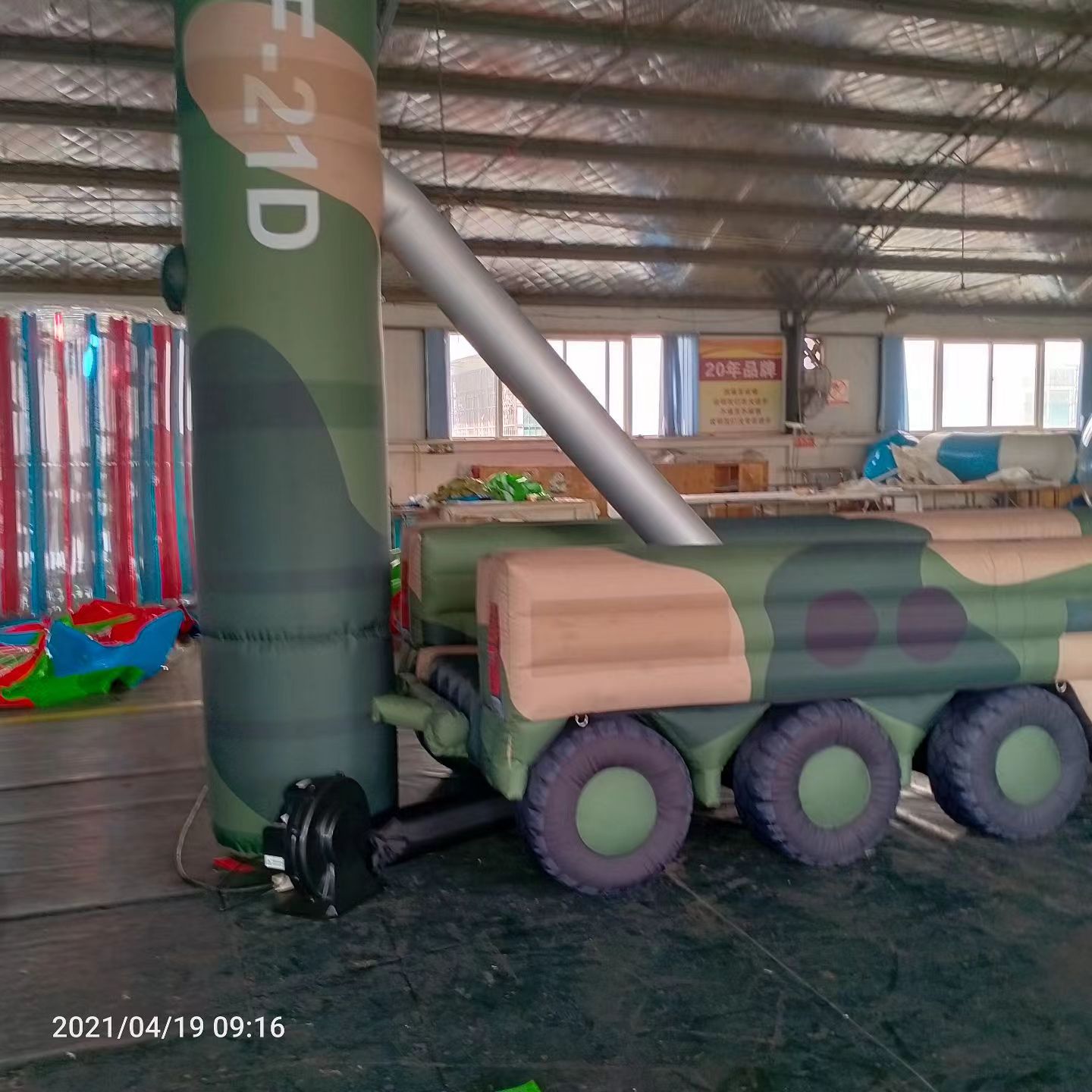 康保军事演习中的充气目标车辆：模拟发射车雷达车坦克飞机